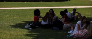 Tineri europeni, mai neîncrezători în democrație și mai pesimiști față de viitorul lor decât în 2017 (studiu)