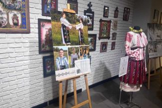 Vâlcea: Ziua Universală a Iei, sărbătorită printr-o expoziție fotografică și ateliere de cusut cămăși populare