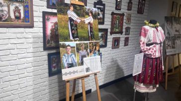 Vâlcea: Ziua Universală a Iei, sărbătorită printr-o expoziție fotografică și ateliere de cusut cămăși populare
