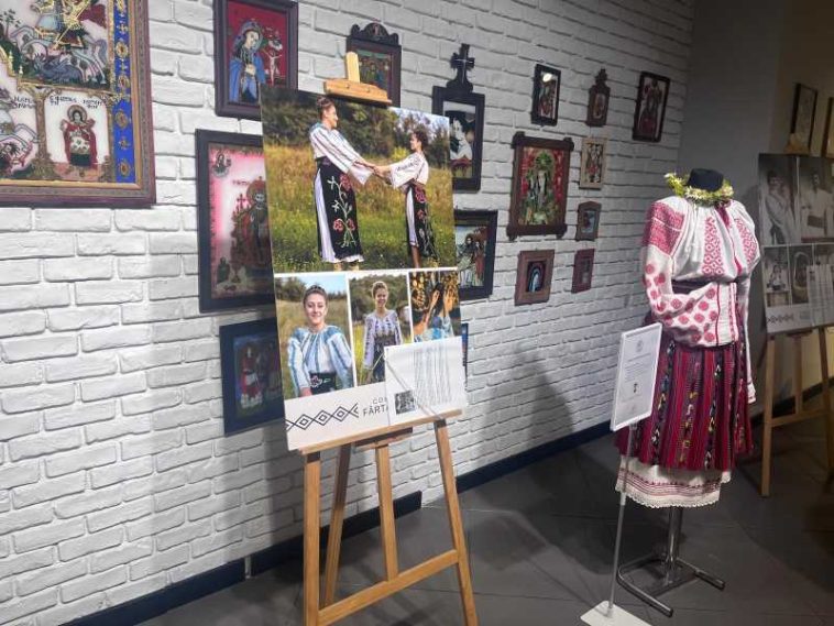Vâlcea: Ziua Universală a Iei, sărbătorită printr-o expoziție fotografică și ateliere de cusut cămăși populare
