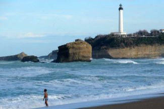 VIDEO Franța: O porțiune de faleză s-a prăbușit în mare la Biarritz, doi scafandri sunt căutați