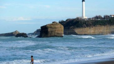 VIDEO Franța: O porțiune de faleză s-a prăbușit în mare la Biarritz, doi scafandri sunt căutați