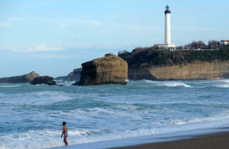 VIDEO Franța: O porțiune de faleză s-a prăbușit în mare la Biarritz, doi scafandri sunt căutați