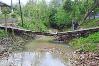 Buzău: Pârâu cu debit maxim depășit după 33 de ani; specialiștii cer interzicerea campărilor în zona apelor