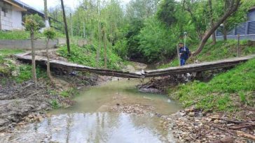Buzău: Pârâu cu debit maxim depășit după 33 de ani; specialiștii cer interzicerea campărilor în zona apelor