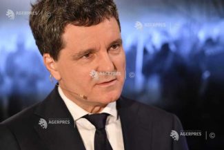Nicușor Dan l-a decorat pe Lech Walesa: Libertatea nu este de la sine înțeleasă
