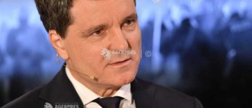 Nicușor Dan l-a decorat pe Lech Walesa: Libertatea nu este de la sine înțeleasă