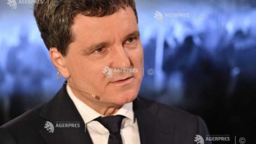 Nicușor Dan l-a decorat pe Lech Walesa: Libertatea nu este de la sine înțeleasă