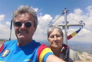 REPORTAJ Pe acoperișul Bihorului, un om și-a sărbătorit ziua vopsind crucea eroilor și legând un tricolor în bătaia vântului