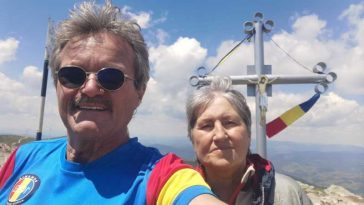 REPORTAJ Pe acoperișul Bihorului, un om și-a sărbătorit ziua vopsind crucea eroilor și legând un tricolor în bătaia vântului