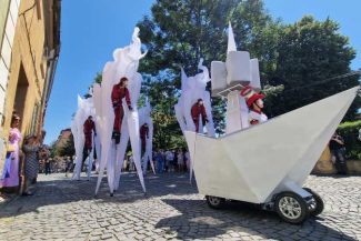 FITS 2026/Artiștii de circ din Irlanda și spectatorii au sfidat canicula și au transformat o stradă sibiană într-o scenă