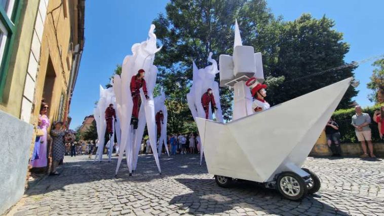 FITS 2026/Artiștii de circ din Irlanda și spectatorii au sfidat canicula și au transformat o stradă sibiană într-o scenă