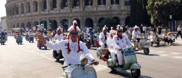 Paradă cu mii de Vespa la Roma cu ocazia aniversării a 80 de ani de la crearea legendarului scuter