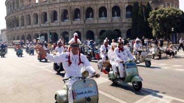 Paradă cu mii de Vespa la Roma cu ocazia aniversării a 80 de ani de la crearea legendarului scuter