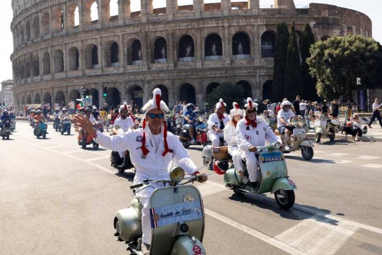 Paradă cu mii de Vespa la Roma cu ocazia aniversării a 80 de ani de la crearea legendarului scuter