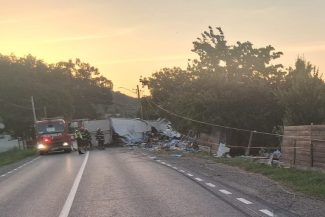 Neamț: Un camion care s-a răsturnat pe DN 15B a lovit stâlpi, un gard și o țeavă de gaze; doi răniți