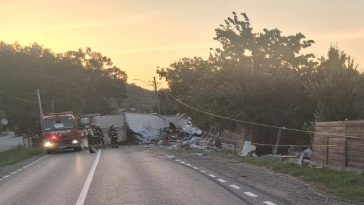 Neamț: Un camion care s-a răsturnat pe DN 15B a lovit stâlpi, un gard și o țeavă de gaze; doi răniți