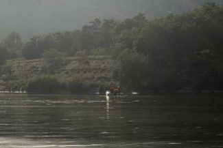 Brașov: Au fost reluate căutările cu o dronă subacvatică în cazul persoanei care s-ar fi înecat la barajul Viștea
