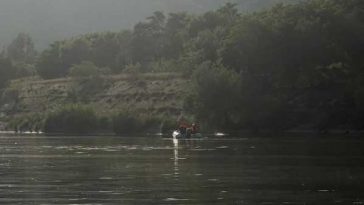 Brașov: Au fost reluate căutările cu o dronă subacvatică în cazul persoanei care s-ar fi înecat la barajul Viștea