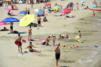 Opt din zece creme de plajă ascund substanțe chimice (studiu InfoCons)