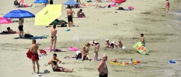 Opt din zece creme de plajă ascund substanțe chimice (studiu InfoCons)