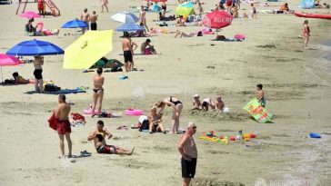 Opt din zece creme de plajă ascund substanțe chimice (studiu InfoCons)