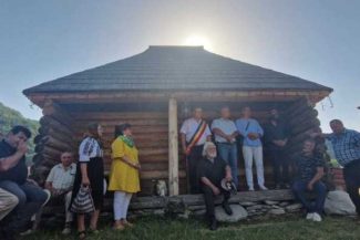 Gorj: Zece zile de creație la Polovragi, la Tabăra de sculptură ‘Simboluri dacice în arta lemnului din România’