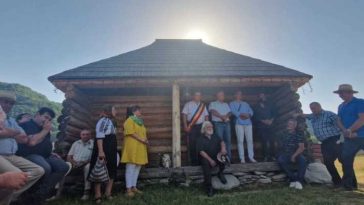Gorj: Zece zile de creație la Polovragi, la Tabăra de sculptură ‘Simboluri dacice în arta lemnului din România’