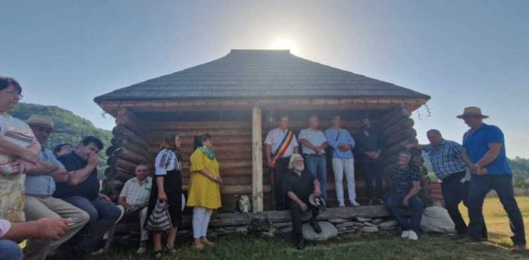 Gorj: Zece zile de creație la Polovragi, la Tabăra de sculptură ‘Simboluri dacice în arta lemnului din România’