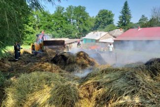 Botoșani: Un depozit de furaje din localitatea Smârdan a luat foc pe fondul caniculei