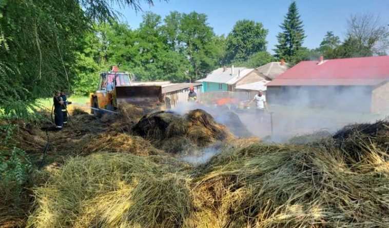 Botoșani: Un depozit de furaje din localitatea Smârdan a luat foc pe fondul caniculei