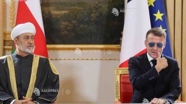 Franța: Emmanuel Macron reapare cu ochelarii săi de aviator