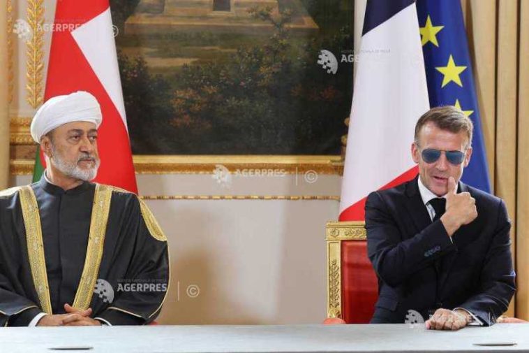 Franța: Emmanuel Macron reapare cu ochelarii săi de aviator