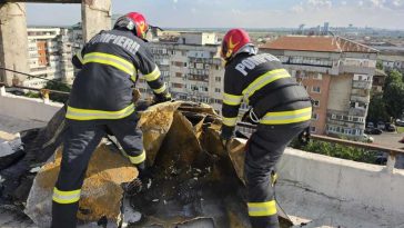 Dâmbovița: Copaci și stâlpi de ai rețelei electrice doborâți de vânt; mai multe acoperișuri avariate
