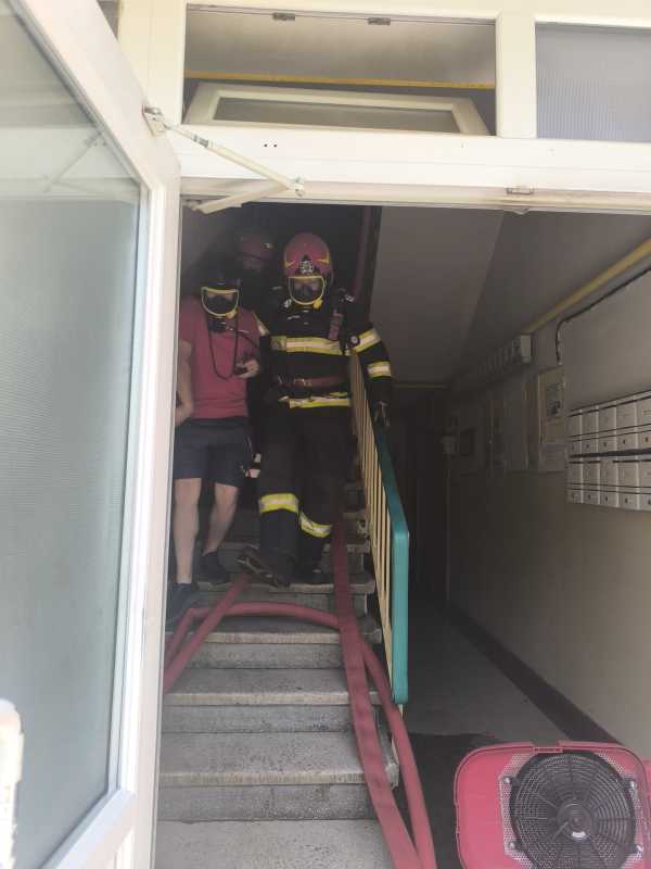 Alba: Zece locatari evacuați dintr-un bloc, în urma unui incendiu