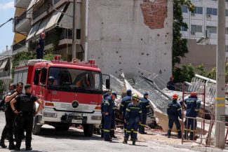 Grecia: Patru persoane, prinse sub dărâmături după prăbușirea unei clădiri rezidențiale în Atena