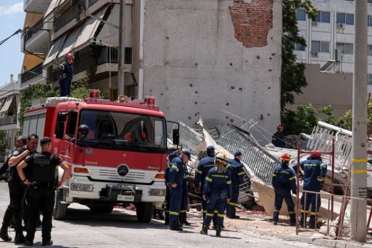 Grecia: Patru persoane, prinse sub dărâmături după prăbușirea unei clădiri rezidențiale în Atena