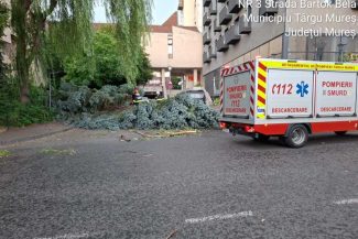 Mureș: Curtea Spitalului din Sovata și un supermarket, inundate în urma unei ploi torențiale