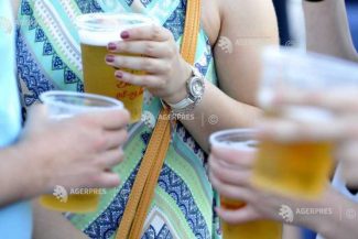 Aproape trei sferturi dintre români consideră că berea este băutura ce aduce oamenii împreună (studiu)