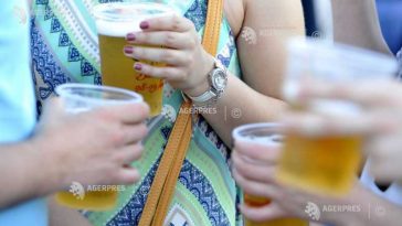 Aproape trei sferturi dintre români consideră că berea este băutura ce aduce oamenii împreună (studiu)