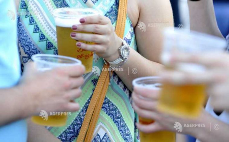 Aproape trei sferturi dintre români consideră că berea este băutura ce aduce oamenii împreună (studiu)