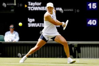 Tenis: Iga Swiatek, calificare în turul al doilea la Wimbledon după un meci de trei seturi
