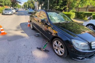 Accident rutier pe o stradă din Alba Iulia. Doi adolescenţi care circulau cu trotineta au fost loviţi de un autoturism