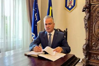 Adrian Veştea: Am absolvit o facultate din Braşov, mi-am dat licenţa la Academia de Ştiinţe Economice din Bucureşti. Am şi un masterat, sunt expert contabil / Sunt unul dintre românii care muncesc de la 18 ani, am făcut şi stagiu militar un an