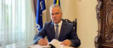 Adrian Veştea: Am absolvit o facultate din Braşov, mi-am dat licenţa la Academia de Ştiinţe Economice din Bucureşti. Am şi un masterat, sunt expert contabil / Sunt unul dintre românii care muncesc de la 18 ani, am făcut şi stagiu militar un an