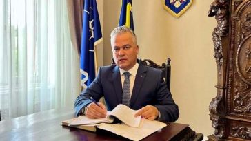 Adrian Veştea: Am absolvit o facultate din Braşov, mi-am dat licenţa la Academia de Ştiinţe Economice din Bucureşti. Am şi un masterat, sunt expert contabil / Sunt unul dintre românii care muncesc de la 18 ani, am făcut şi stagiu militar un an