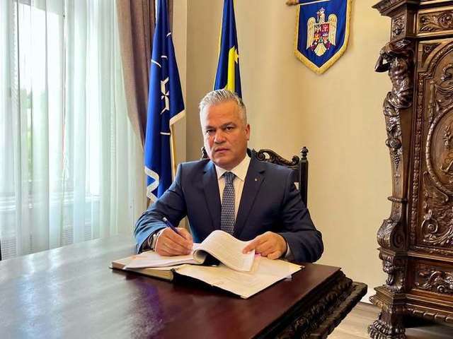 Adrian Veştea: Am absolvit o facultate din Braşov, mi-am dat licenţa la Academia de Ştiinţe Economice din Bucureşti. Am şi un masterat, sunt expert contabil / Sunt unul dintre românii care muncesc de la 18 ani, am făcut şi stagiu militar un an