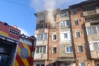 Dâmboviţa: Incendiu la un apartament din oraşul Aninoasa / 15 locatari s-au autoevacuat / Proprietara locuinţei a fost scoasă de pompieri dar a refuzat transportul la spital
