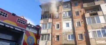 Dâmboviţa: Incendiu la un apartament din oraşul Aninoasa / 15 locatari s-au autoevacuat / Proprietara locuinţei a fost scoasă de pompieri dar a refuzat transportul la spital