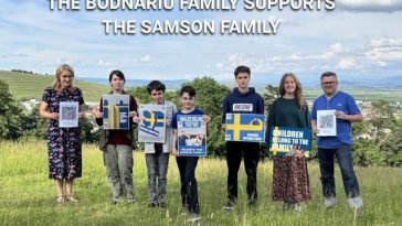 Manifestaţie de solidaritate la Bucureşti cu familia Samson, ale cărei fete sunt reţinute de autorităţile din Suedia – Mai mulţi parlamentari s-au alăturat / Titus Corlăţean: Noi astăzi aici nu facem politică – VIDEO